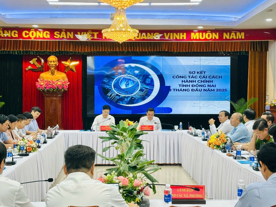 A group of people sitting at a tableAI-generated content may be incorrect.