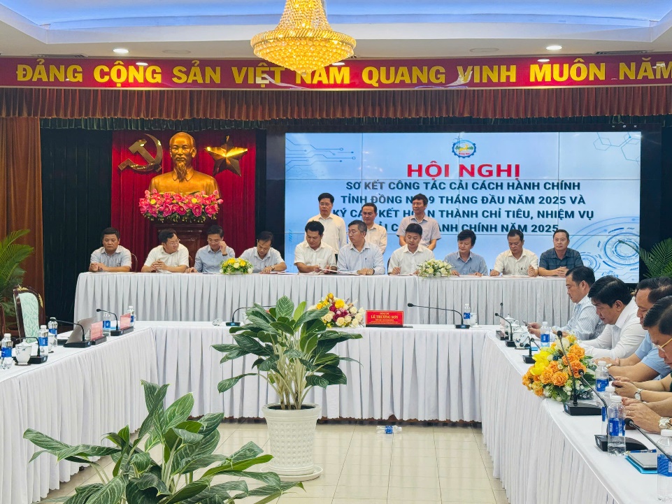 A group of people sitting at a tableAI-generated content may be incorrect.