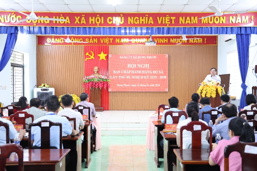 A group of people sitting in chairs in a roomAI-generated content may be incorrect.