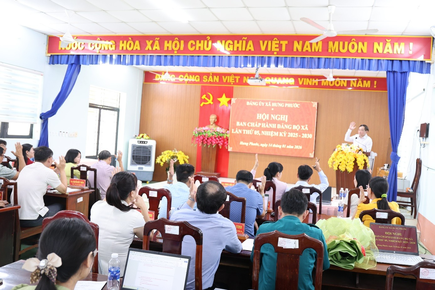 A group of people in a roomAI-generated content may be incorrect.