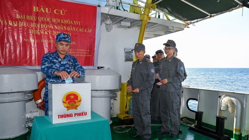 Cán bộ, nhân viên tàu KN 205 bỏ phiếu trên biển.