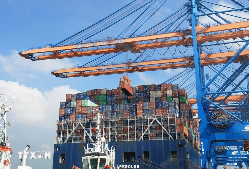 Bốc dỡ container l&ecirc;n t&agrave;u tại Cảng Quốc tế Gemalink, thị x&atilde; Ph&uacute; Mỹ, tỉnh B&agrave; Rịa-Vũng T&agrave;u. (Ảnh: Hồng Đạt/TTXVN)