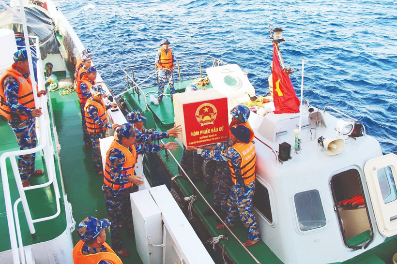 Lực lượng hải qu&acirc;n phối hợp vận chuyển h&ograve;m phiếu v&agrave; t&agrave;i liệu ra c&aacute;c điểm đảo.