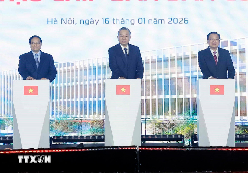 Tổng B&iacute; thư T&ocirc; L&acirc;m, Thủ tướng Phạm Minh Ch&iacute;nh v&agrave; Trưởng Ban Nội ch&iacute;nh Trung ương Phan Đ&igrave;nh Trạc ph&aacute;t lệnh khởi c&ocirc;ng Nh&agrave; m&aacute;y chế tạo Chip b&aacute;n dẫn c&ocirc;ng nghệ cao. (Ảnh: Thống Nhất/TTXVN)