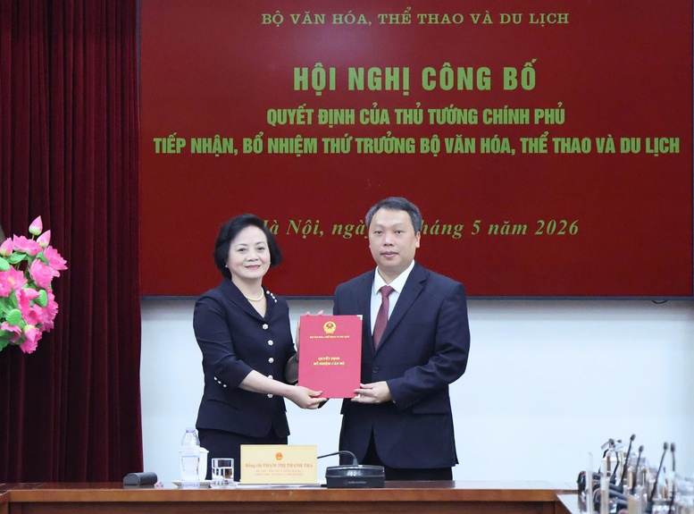 Ph&oacute; Thủ tướng Phạm Thị Thanh Tr&agrave; trao quyết định bổ nhiệm &ocirc;ng Nguyễn Huy Dũng giữ chức Thứ trưởng Bộ VHTT&DL- Ảnh 1.