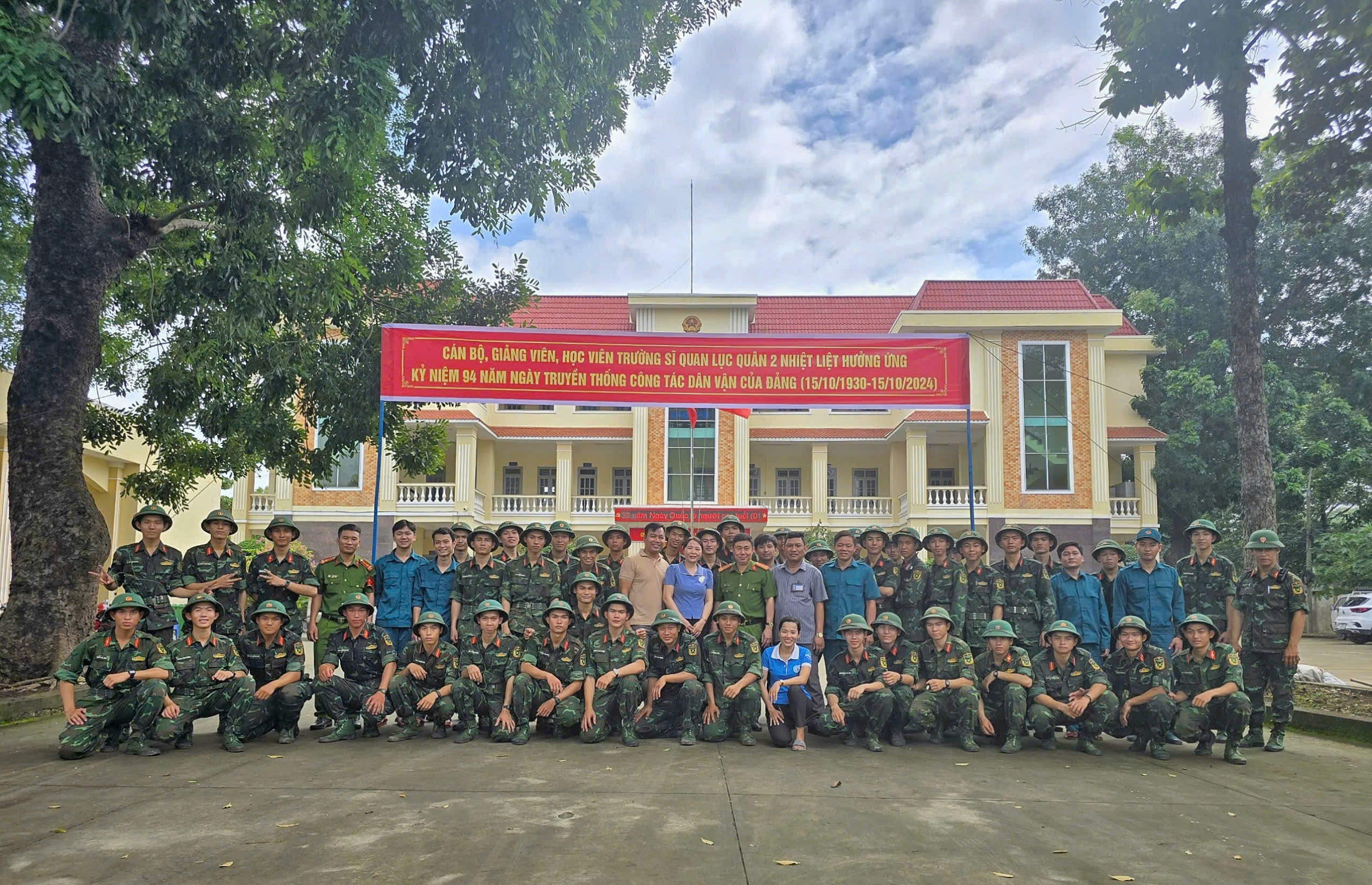 Quang cảnh ngày ra quân