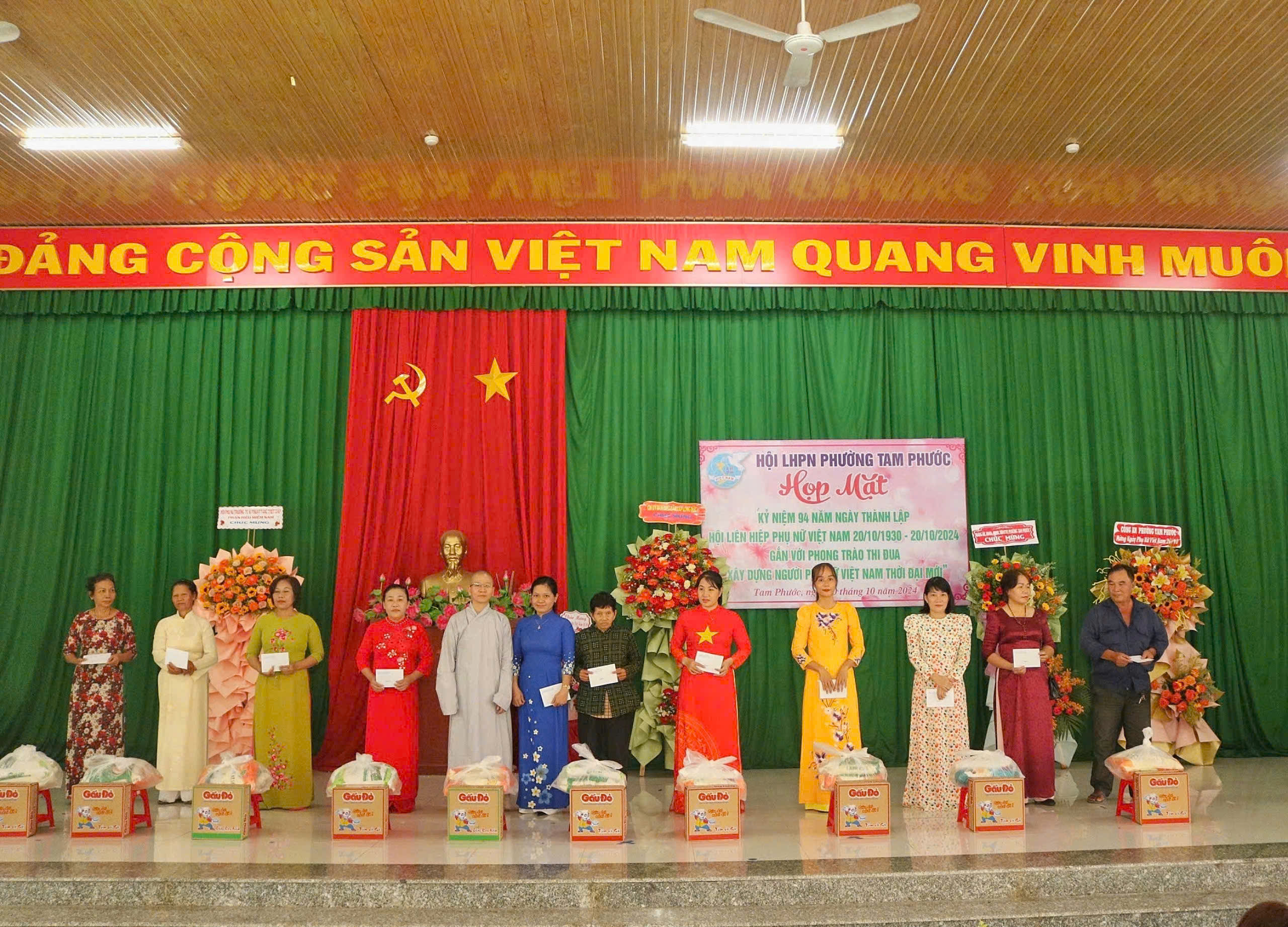 Hội LHPN phường tặng quà cho các Hội viên