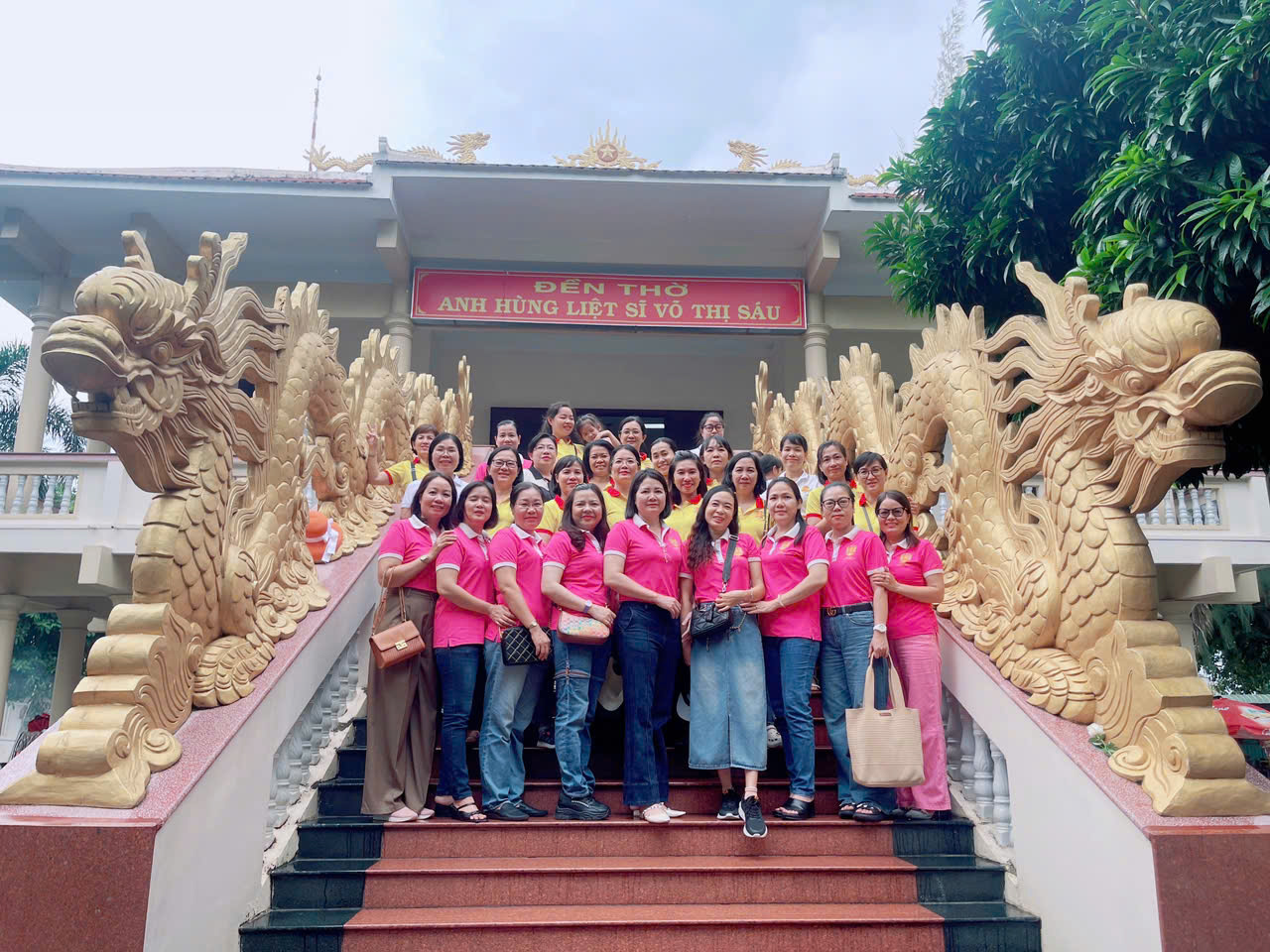 Ảnh có chứa ngoài trời, trang phục, tòa nhà, ngườiMô tả được tạo tự động