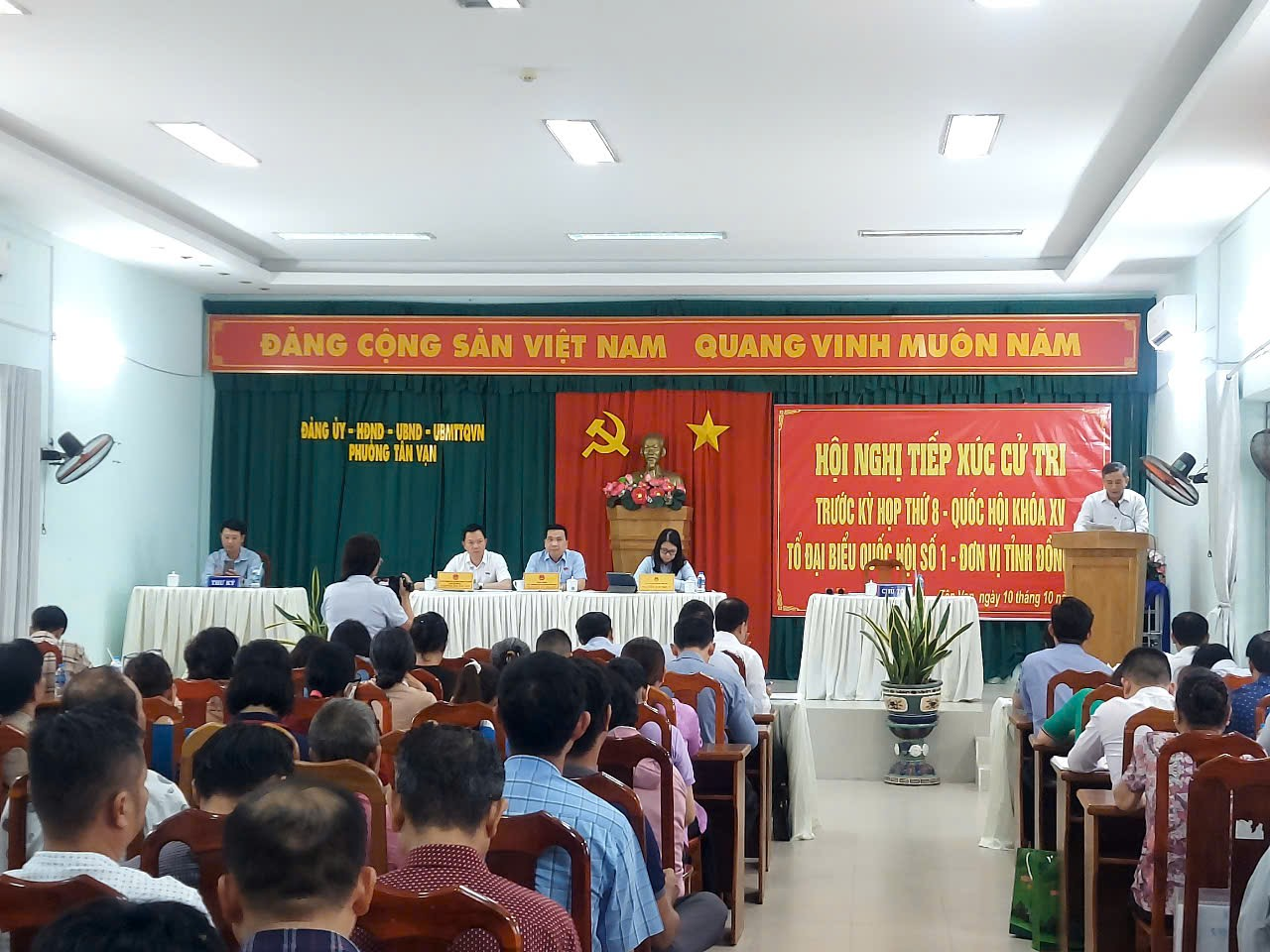 Ảnh có chứa trang phục, đàn ông, người, trong nhà