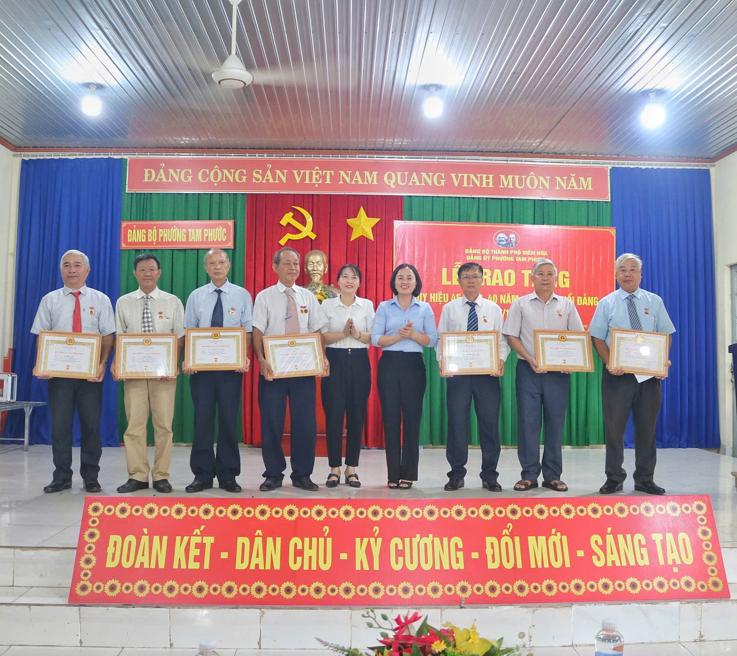 Lãnh đạo địa phương tặng Huy hiệu đảng cho các đồng chí đảng viên