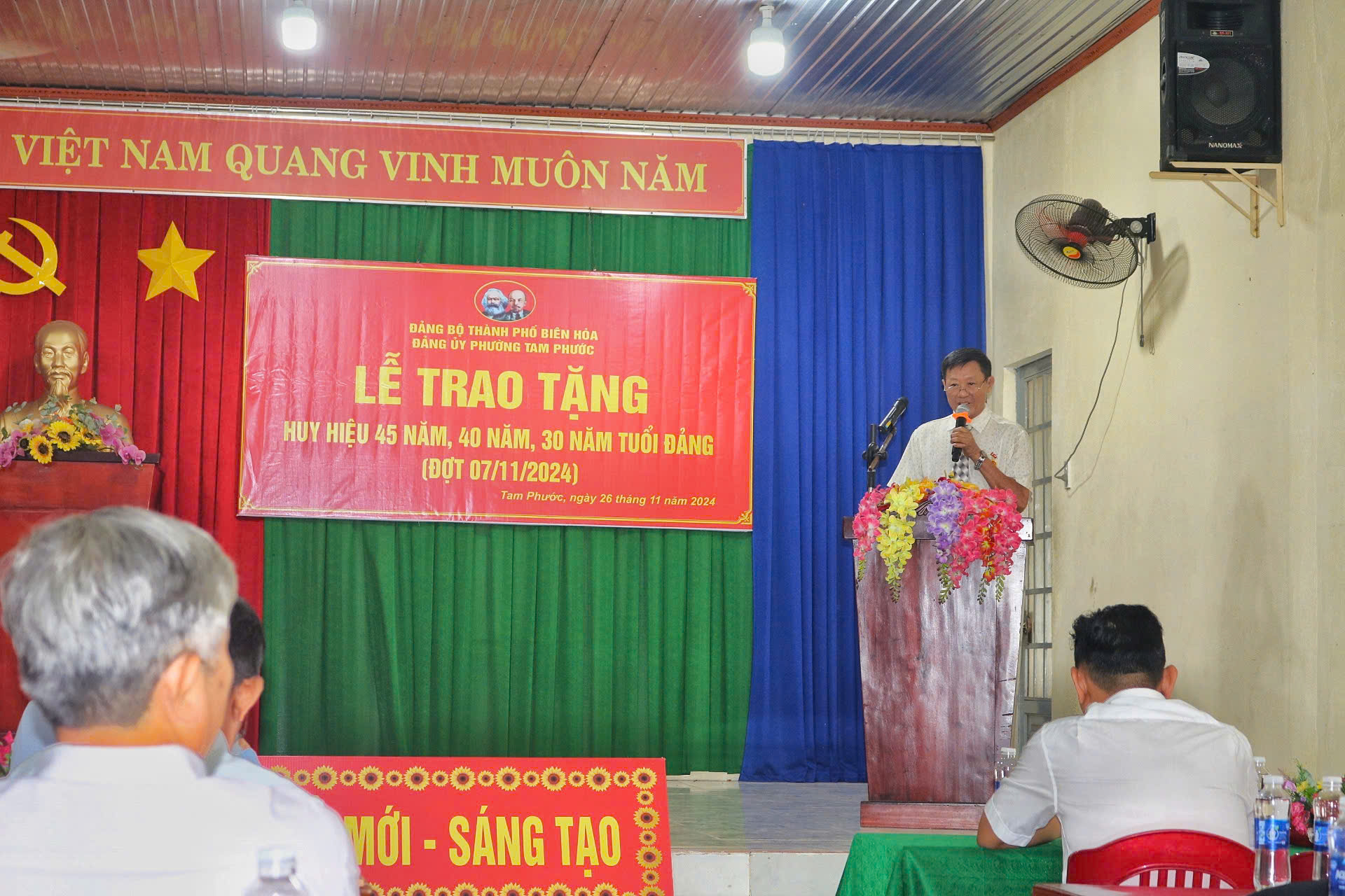 Đồng chí Lâm Bá Hiển, đảng viên nhận Huy hiệu 45 năm tuổi đảng phát biểu cảm tưởng