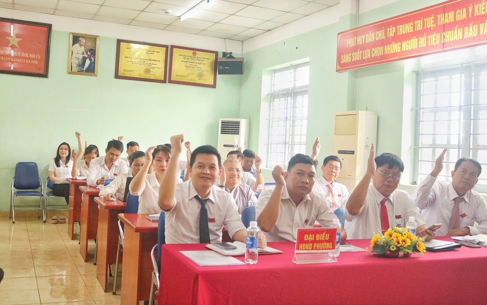 Đại biểu biểu quyết các nội dung tại kỳ họp