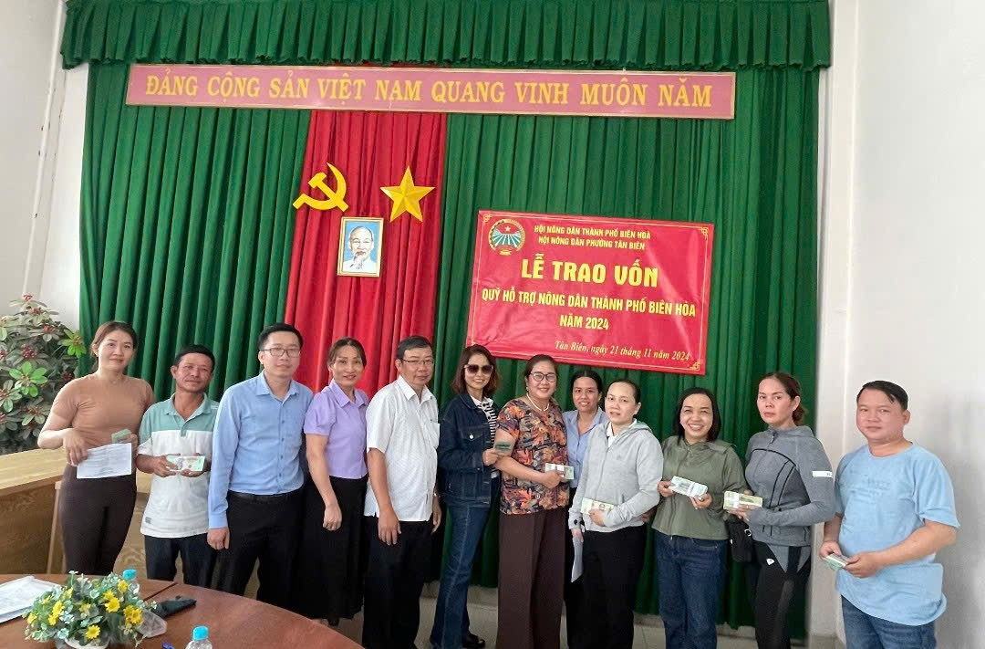 A group of people standing in front of a curtainDescription automatically generated