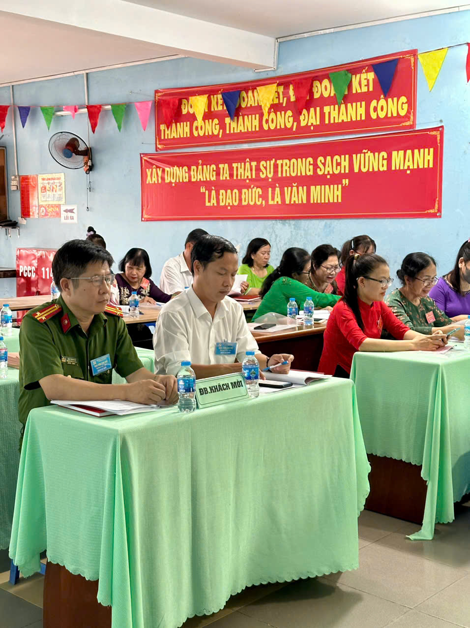 Ảnh có chứa trang phục, người, trong nhà, Mặt ngườiMô tả được tạo tự động