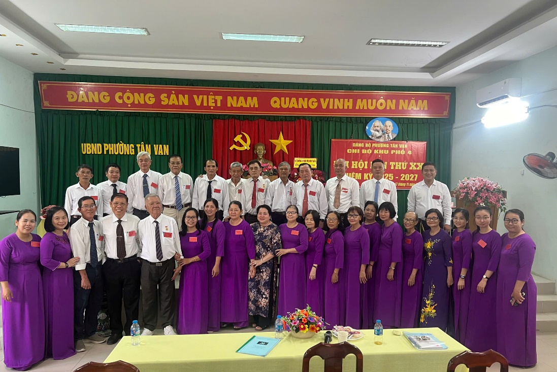 Ảnh có chứa trang phục, người, trong nhà, tườngMô tả được tạo tự động