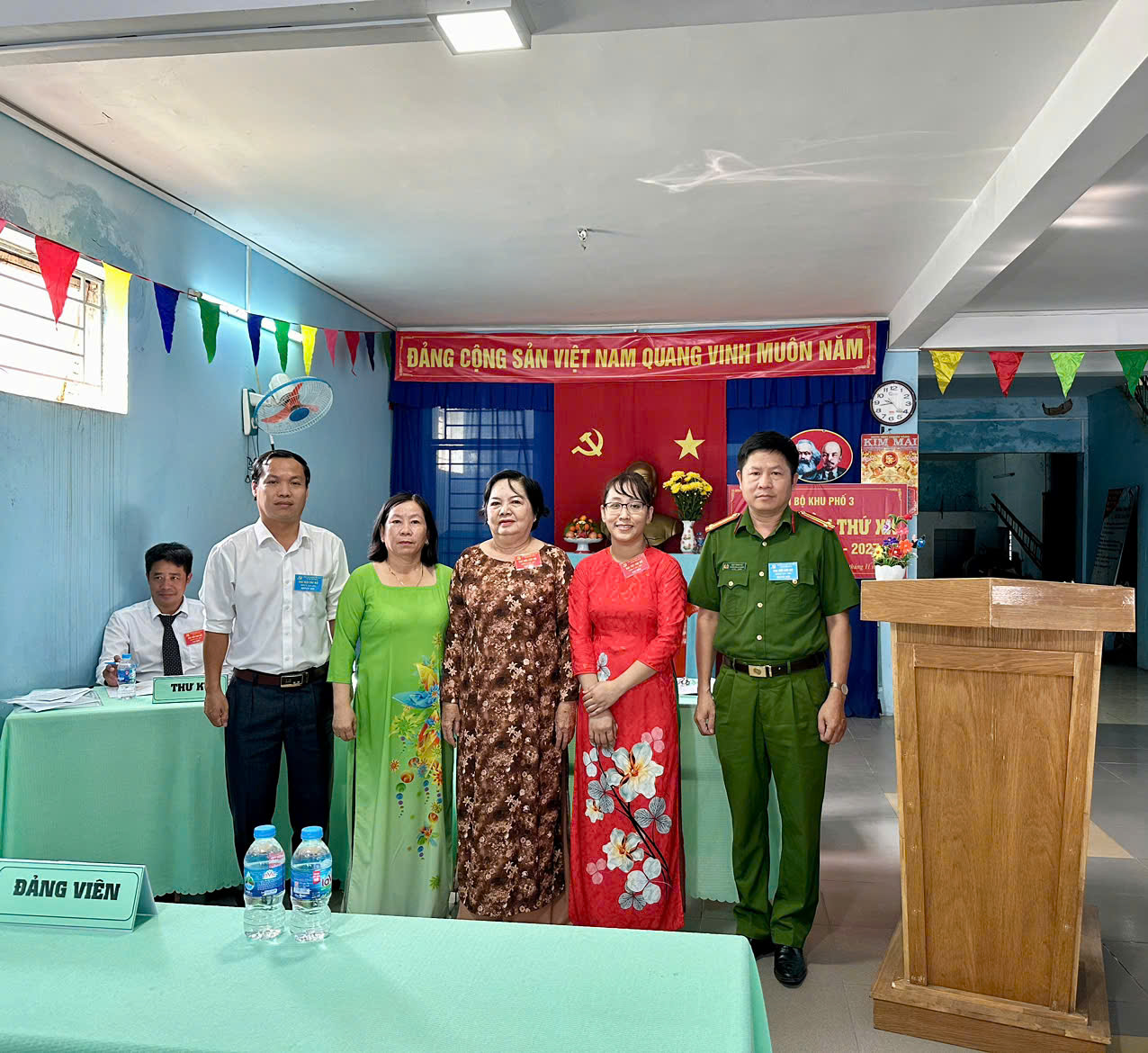 Ảnh có chứa trang phục, người, tường, trong nhàMô tả được tạo tự động