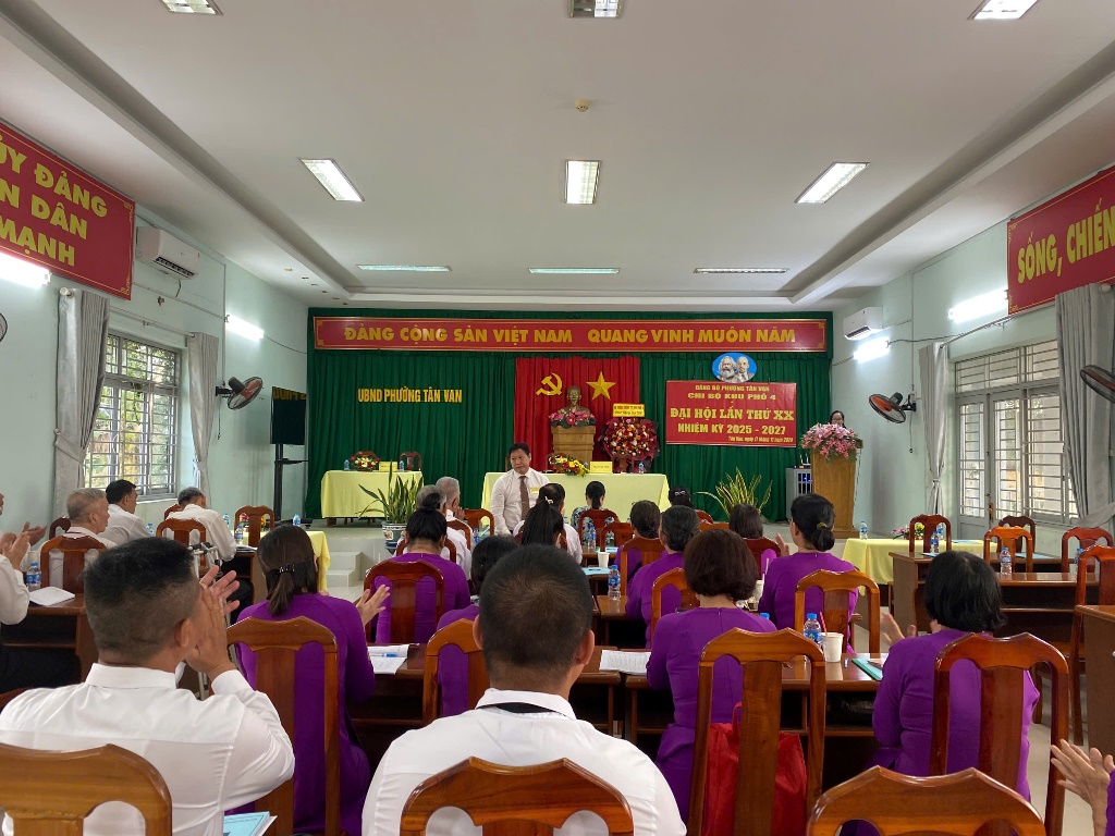 Ảnh có chứa trang phục, người, đồ đạc, đàn ôngMô tả được tạo tự động