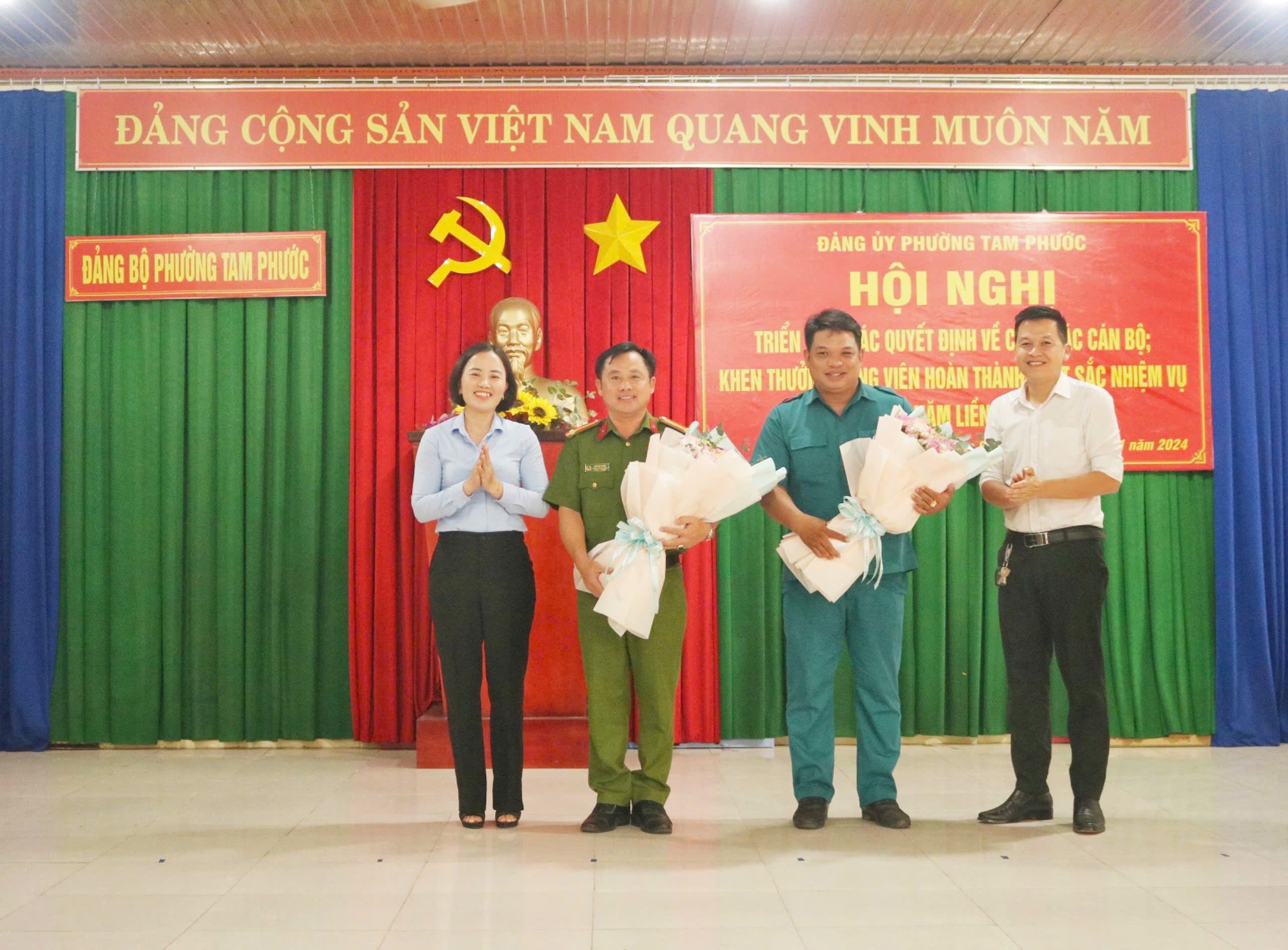 Lãnh đạo địa phương Tặng hoa chúc mừng đồng chí Đào Anh Tuấn và đồng chí Tô Hùng Cường