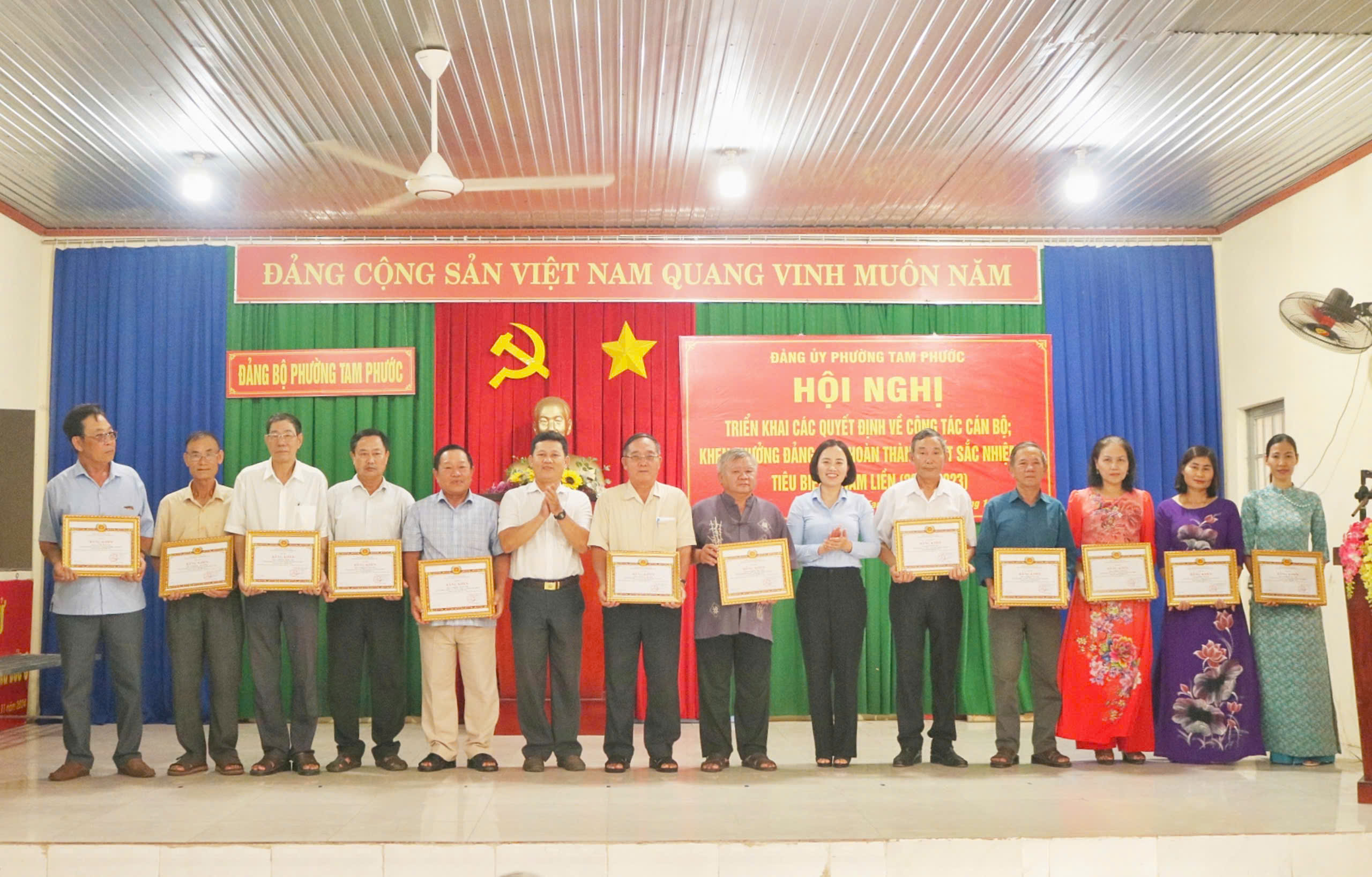 Đảng ủy phường thừa ủy quyền trao Bằng khen của Tỉnh ủy Đồng Nai