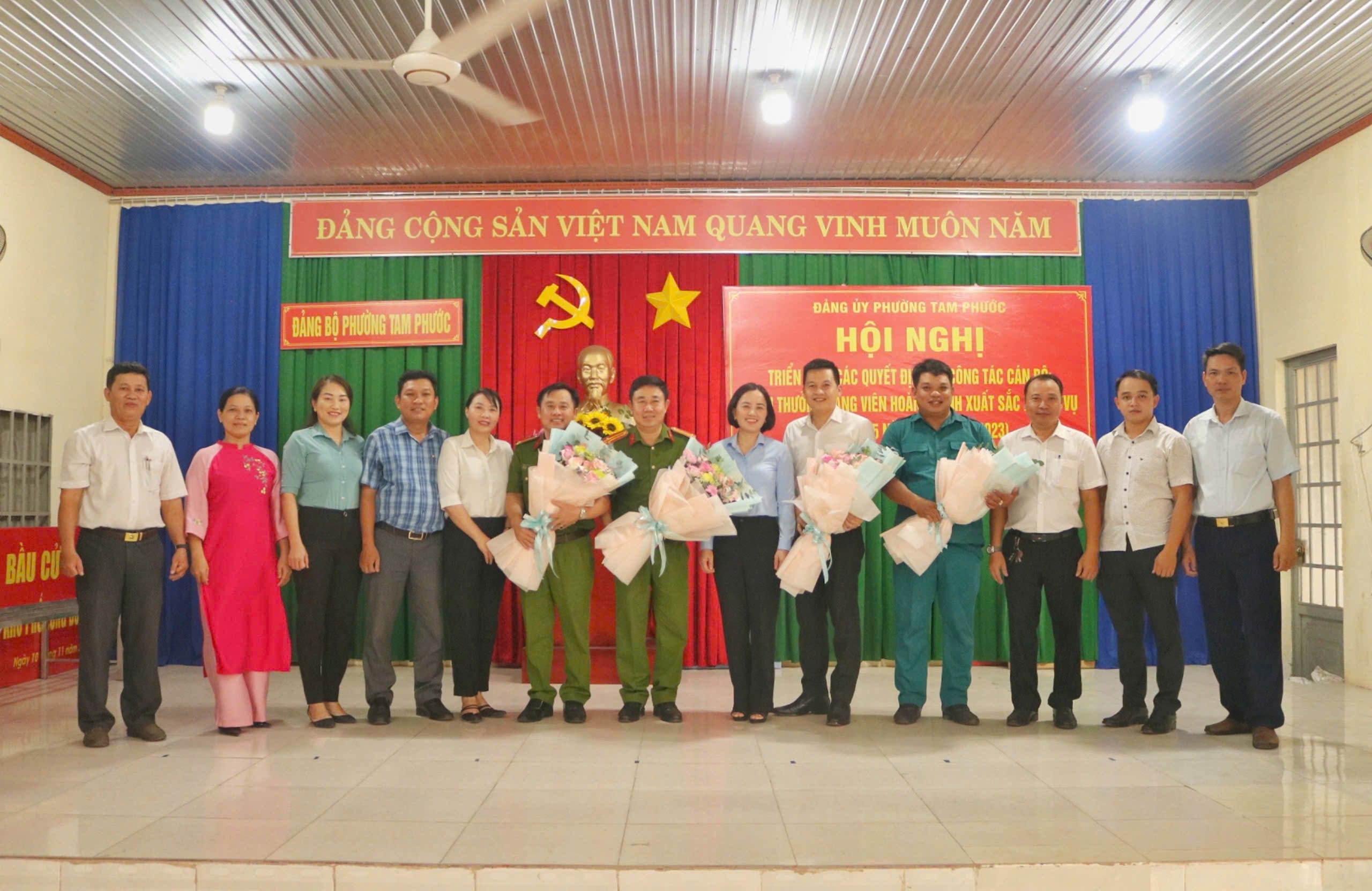 Các đồng chí Ủy viên Ban Chấp hành Đảng bộ phường khóa XII chụp ảnh lưu niệm