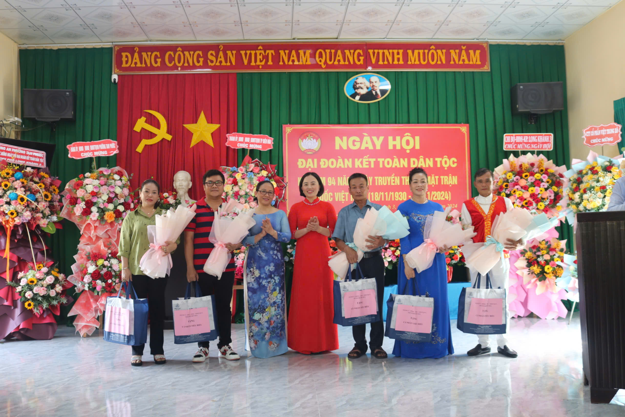 Đồng chí Thiều Thị Minh Hường và đồng chí Phạm Thị Hoa trao quà cho các hộ gia đình tiêu biểu năm 2024