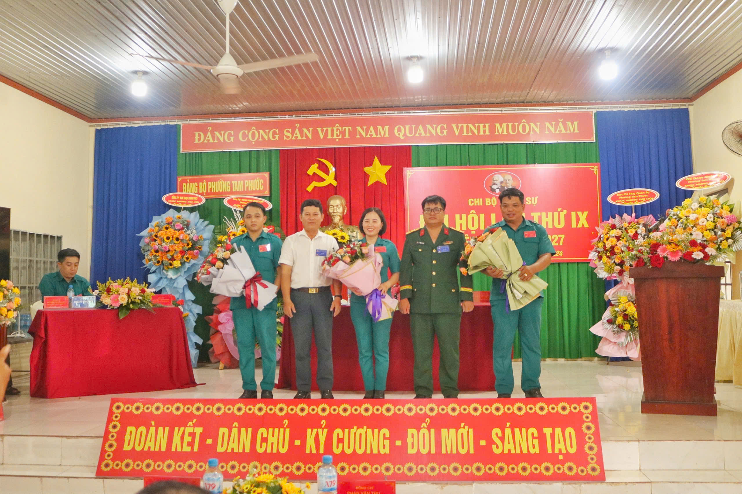 Chi ủy Chi bộ Quân sự nhiệm kỳ 2025 - 2027 nhận hoa chúc mừng 