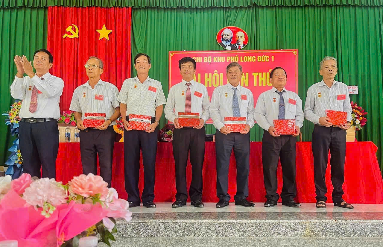 Cấp ủy mới tặng quà các đồng chí không tái cử