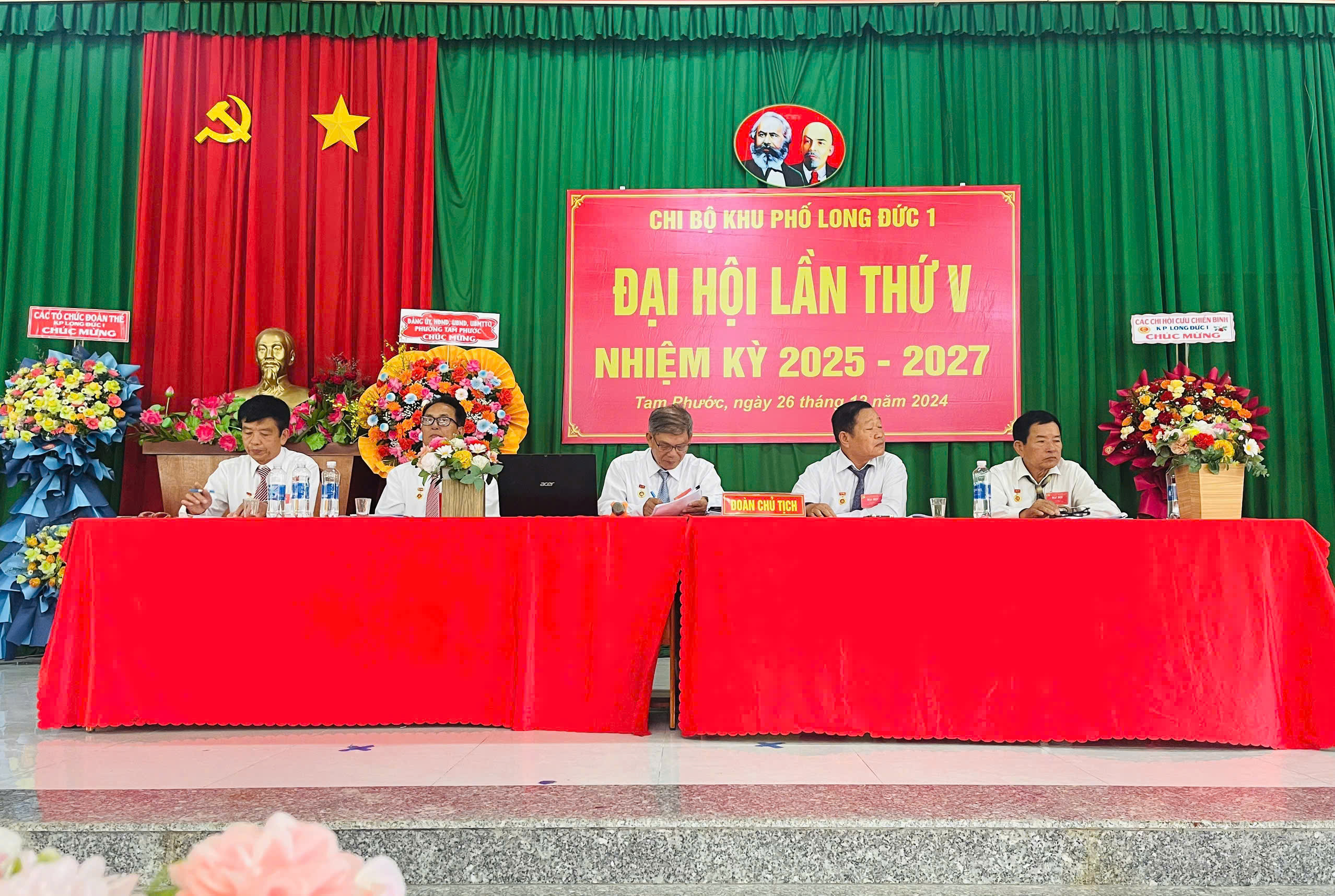 Đoàn Chủ tịch điều hành Đại hội chi bộ