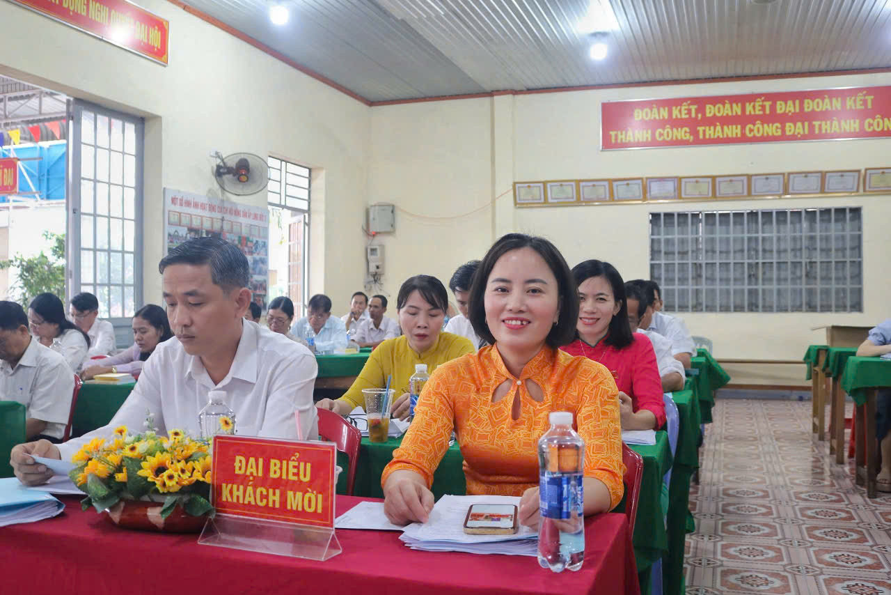 Đồng chí Lê Hoàng Tiến, Phó ban Kinh tế - xã hội HDND thành phố và đồng chí Phạm Thị Hoa, Bí thư Đảng ủy phường cùng dự Kỳ họp