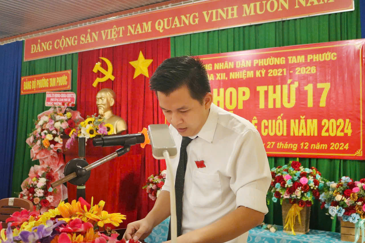 Đồng chí Nguyễn Trí Tân, UVTV, Chủ tịch UBND phường báo cáo tại Kỳ họp