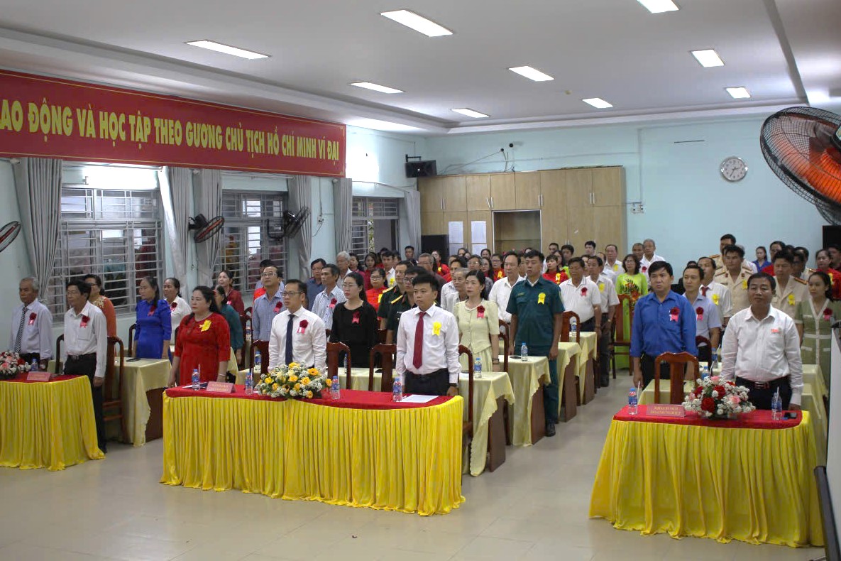 Ảnh có chứa người, trang phục, trong nhà, bànMô tả được tạo tự động