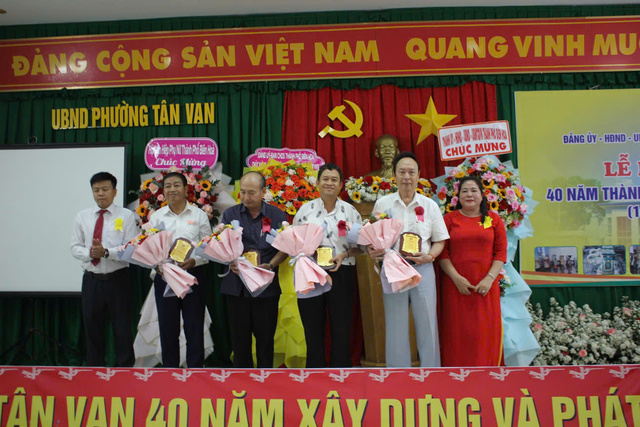 Ảnh có chứa văn bản, trang phục, người, biển hiệuMô tả được tạo tự động