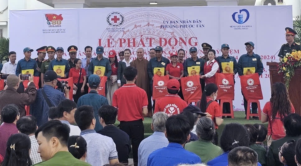 Description: C:\Users\NGOC DUY\Desktop\trao quà 2.jpg