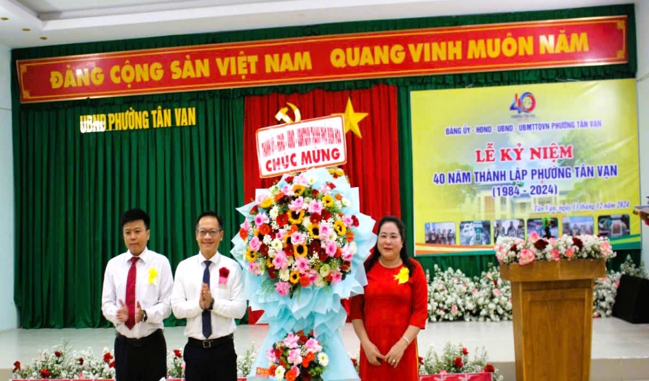 Ảnh có chứa văn bản, trang phục, hoa, ngườiMô tả được tạo tự động