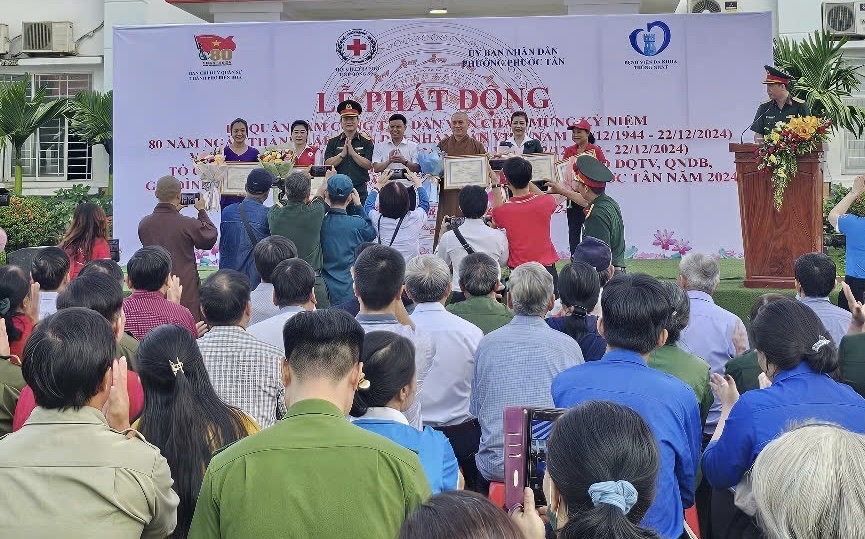 Description: C:\Users\NGOC DUY\Desktop\tặng hoa cho các mạnh thường quân.jpg