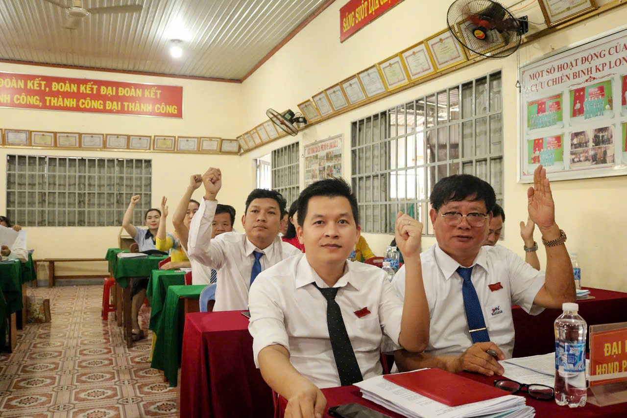 Các địa biểu biểu quyết nhất trí thông qua các nội dung trình tại Kỳ họp
