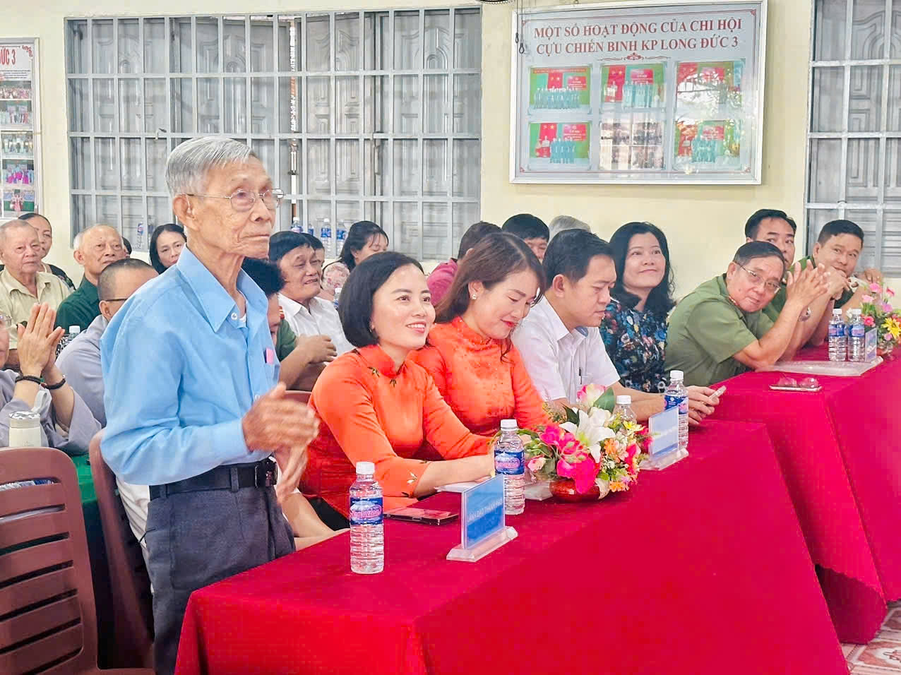 Các đồng chí nguyên lãnh đạo địa phương đến tham dự Hội nghị