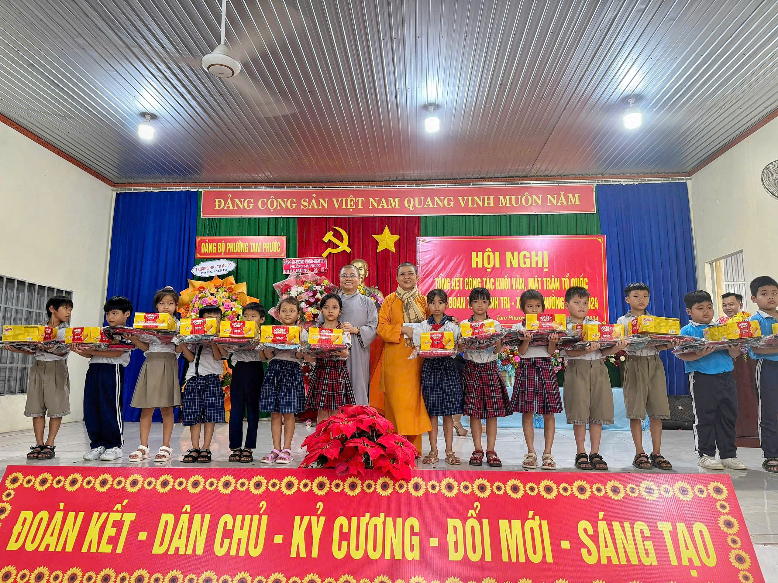 Tịnh xá Ngọc Tánh, Khu phố Long Khánh 1 trao học học cho các em học sinh