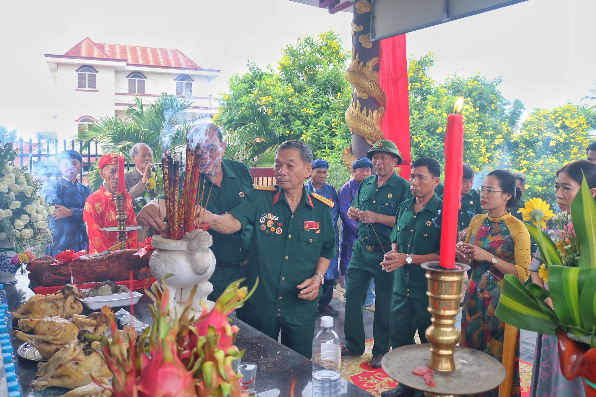 Các đồng chí lão thành dâng hương tưởng niệm