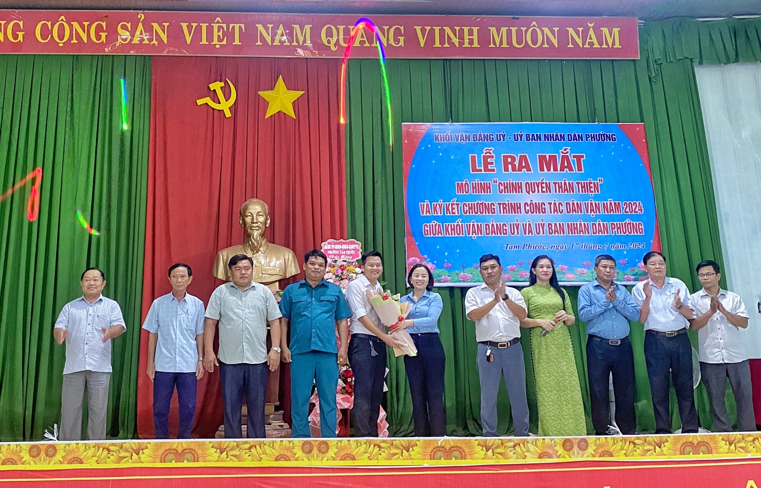 Đồng chí Phạm Thị Hoa - Bí thư Đảng ủy phường tặng hoa chúc mừng ra mắt Ban chỉ đạo xây dựng 