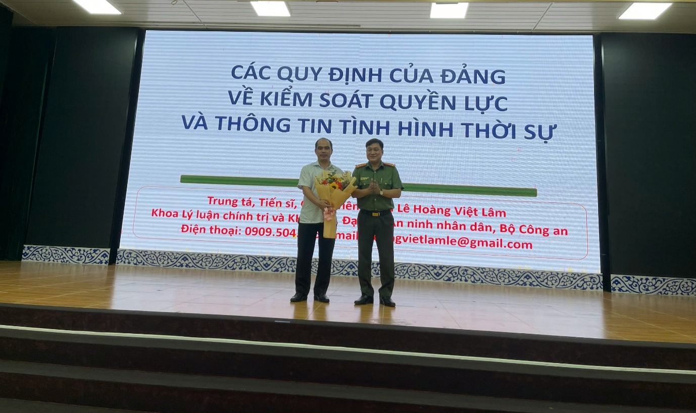 Ảnh có chứa văn bản, trang phục, biển hiệu, bảng chỉ dẫnMô tả được tạo tự động