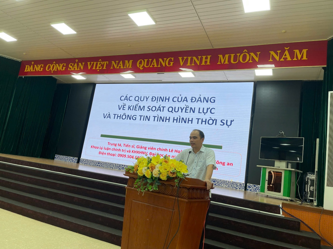 Ảnh có chứa văn bản, trong nhà, trang phục, ngườiMô tả được tạo tự động