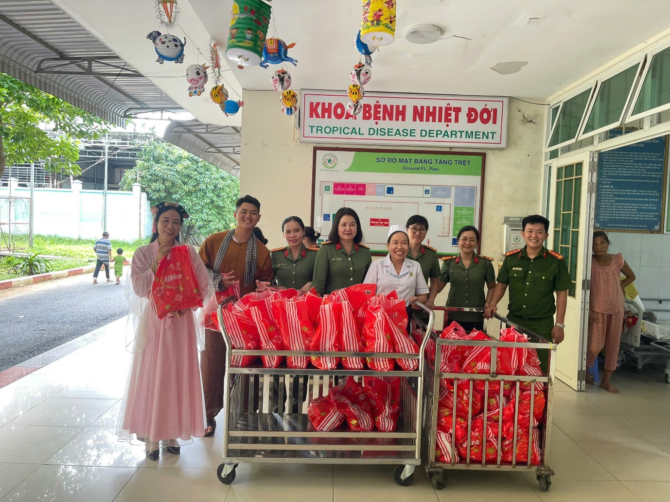Ảnh có chứa trang phục, người, giày dép, phụ nữMô tả được tạo tự động