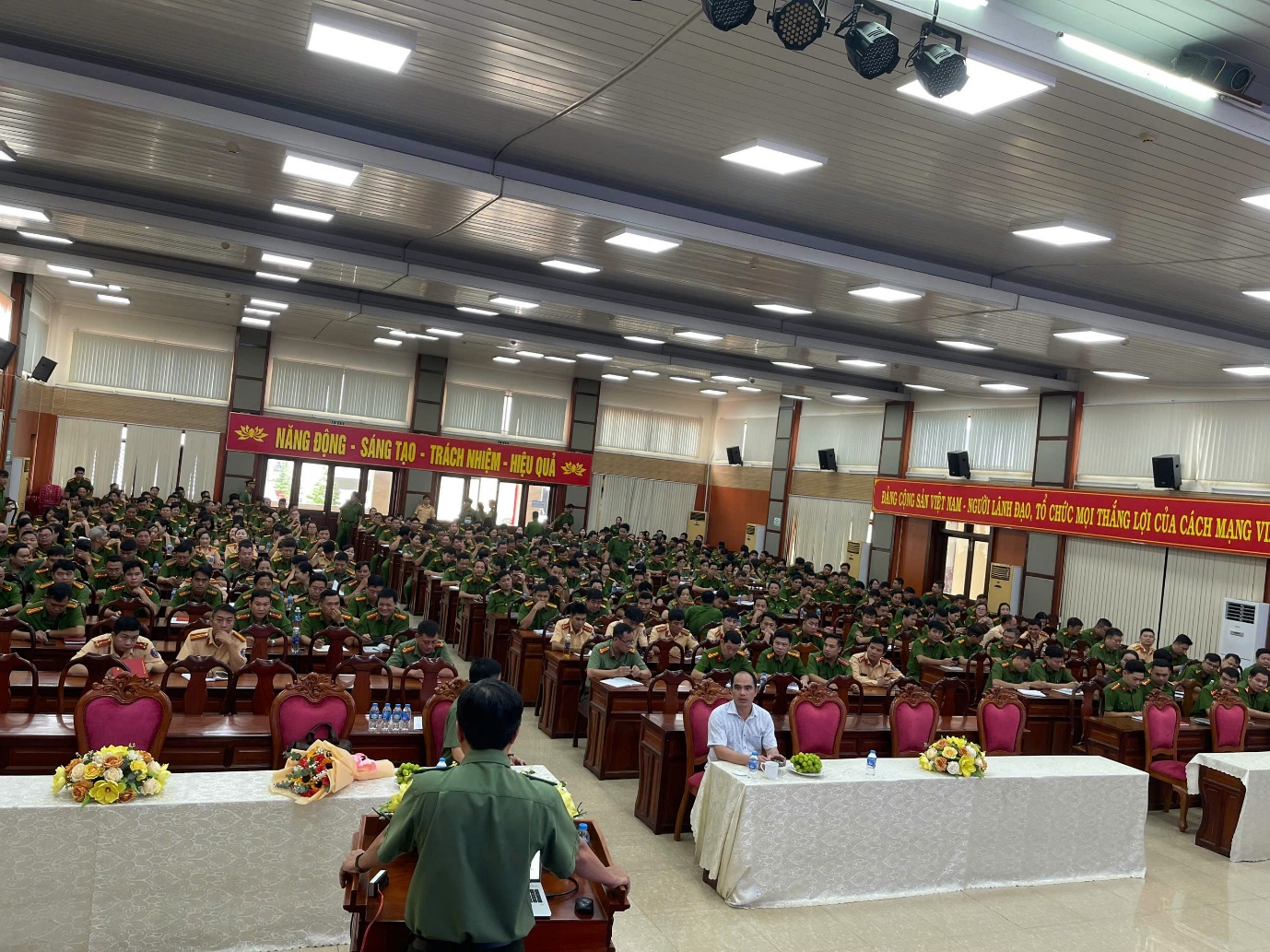 Ảnh có chứa trang phục, trong nhà, người, thính phòngMô tả được tạo tự động