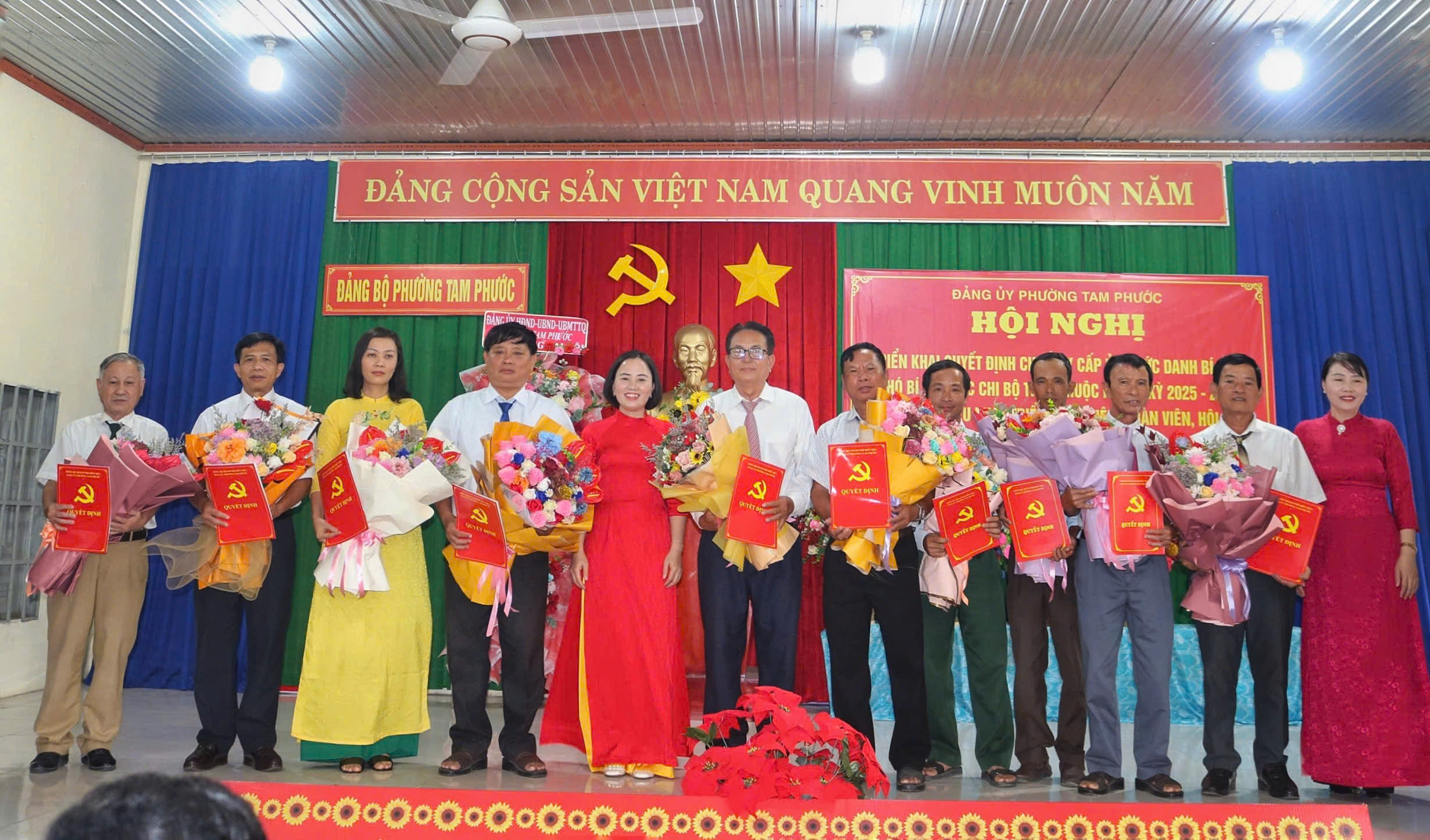 Các đồng chí chi ủy nhiệm kỳ mới nhận quyết định chuẩn y