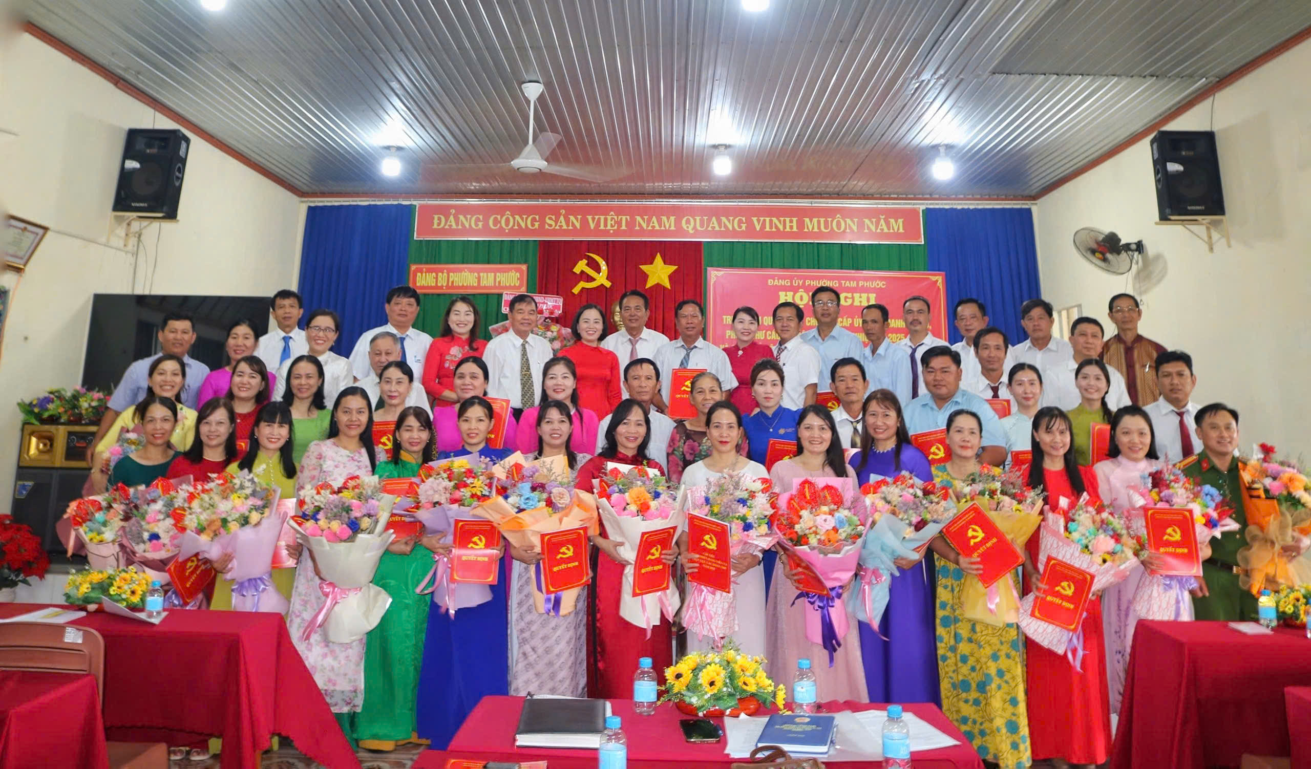 các đồng chí tham dự chụp hình lưu niệm