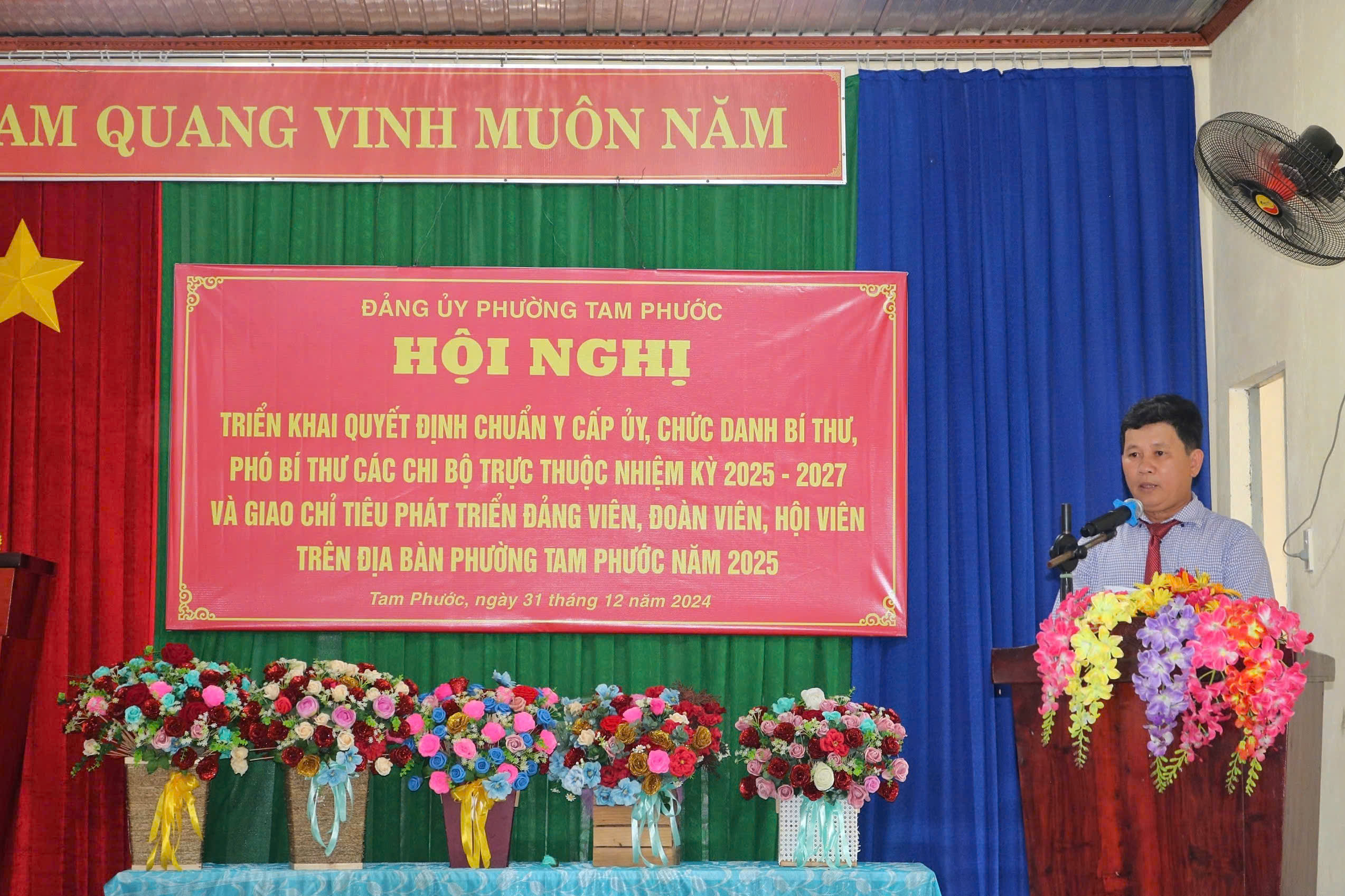 đồng chí Phan Văn Thu, Phó Bí thư Thường trực, Chủ tịch HDND phường báo cáo kết quả công tác tổ chức Đại hội các chi bộ tại Hội nghị.