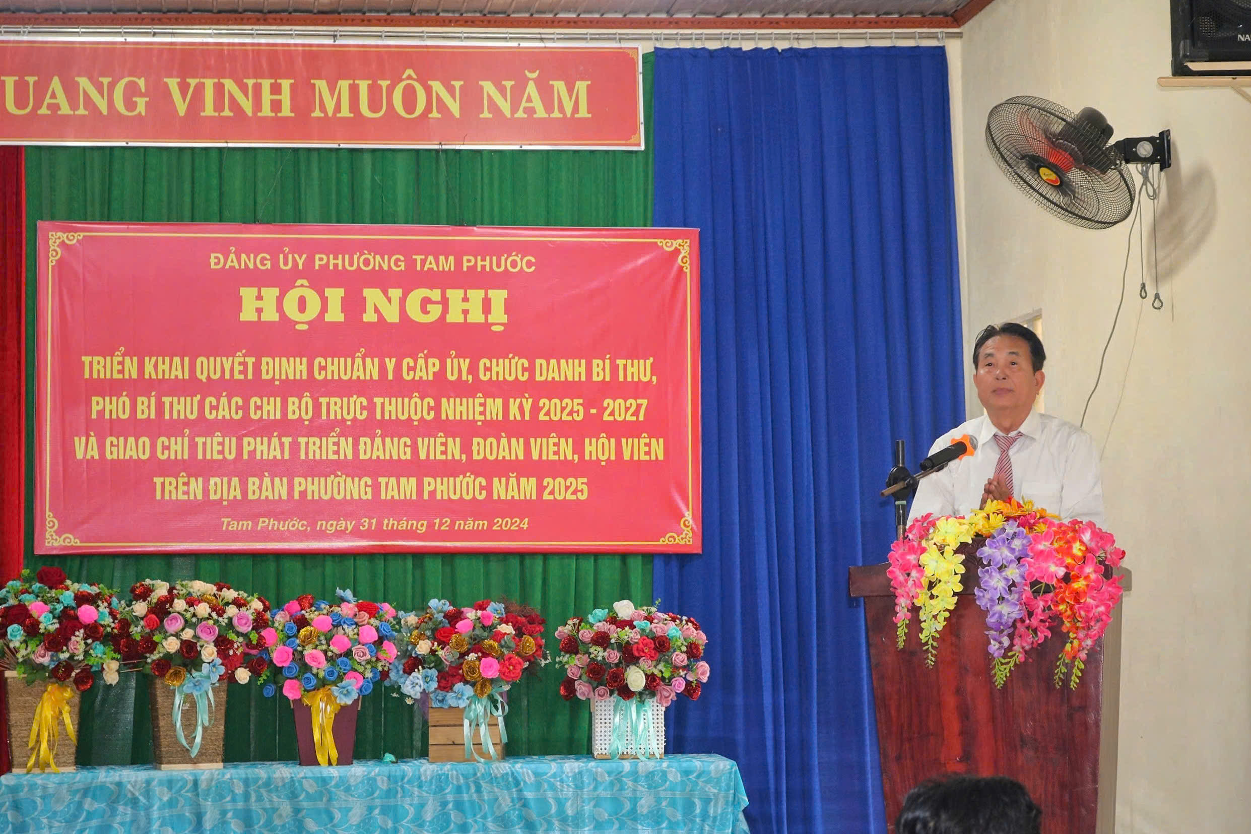 đồng chí Võ Minh Ngọc - người trúng cử chức danh bí thu Chi bộ Khu phố Long Đức 1, nhiệm kỳ 2025-2027 phát biểu tại hội nghị