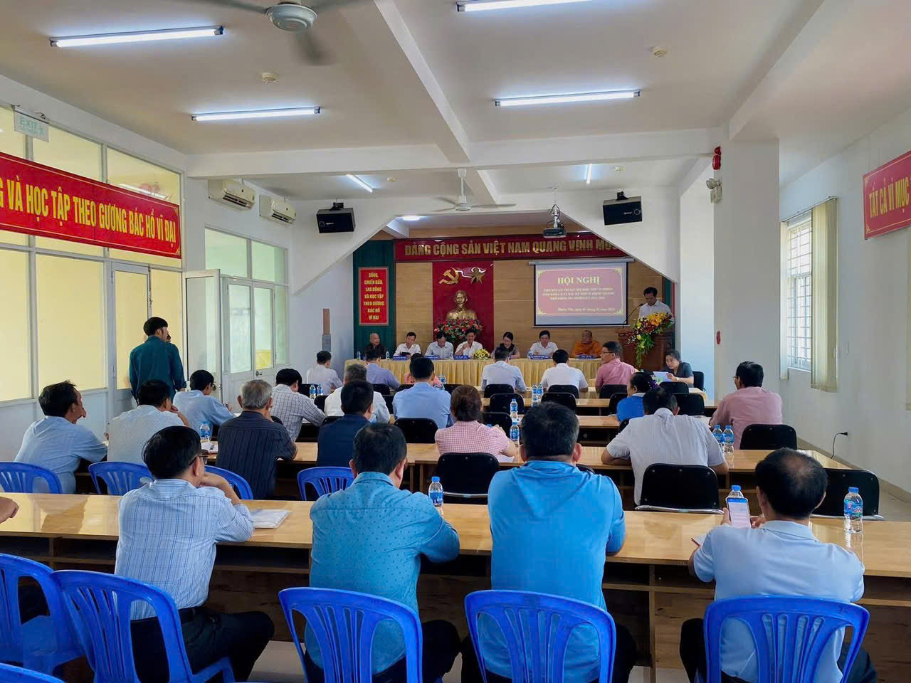 Description: C:\Users\NGOC DUY\Desktop\nghiep vu cong tac dang\tiep xuc cu tri.jpg
