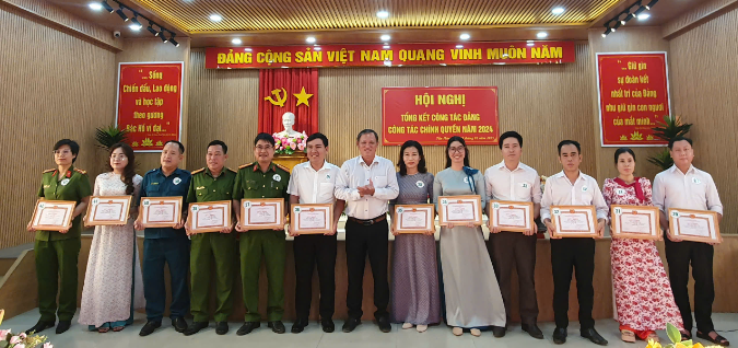 A group of people holding certificatesDescription automatically generated